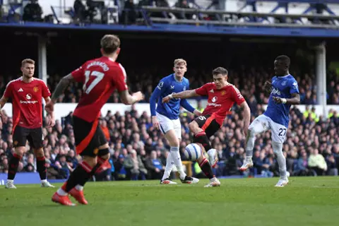 ريمونتادا الشياطين.. مانشستر يونايتد ينتزع تعادلًا صعبًا أمام إيفرتون في الدوري الإنجليزي (فيديو)